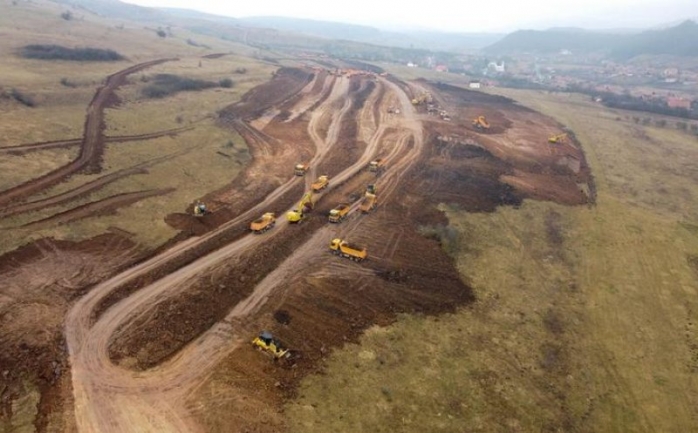 Constructorii lucrează din zori la Autostrada Transilvania. Sursă foto: peundemerg.ro