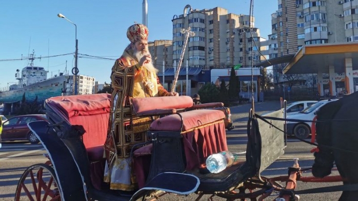 ÎPS Teodosie în caleașcă, blocând traficul, în drum spre biserică. Sursă foto: focuspress.ro