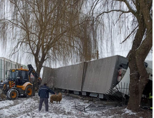 Un TIR încărcat cu oi a intrat în gardul unei școli. Șoferul, transportat de urgență la spital