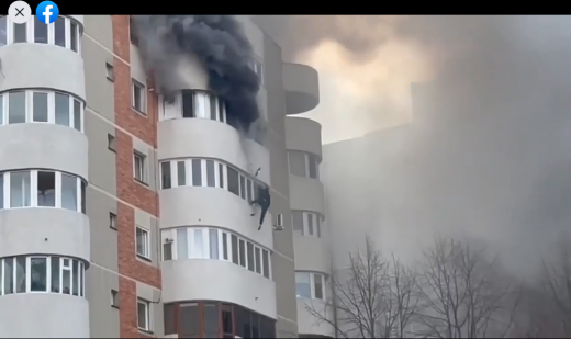 VIDEO. Momentul în care o femeie din Constanța sare de la etajul 6 pentru a scăpa dintr-un incendiu care i-a cuprins apartamentul 