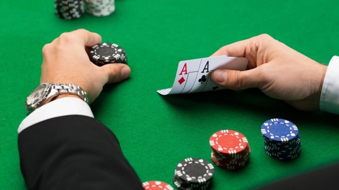 Amenzi de 15.000 de euro pentru 15 persoane care s-au adunat la o seară de poker