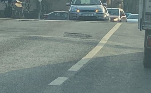 O șoferiță din Cluj a rămas blocată sub o barieră de cale ferată. Sursă FOTO: Info Trafic jud. Cluj