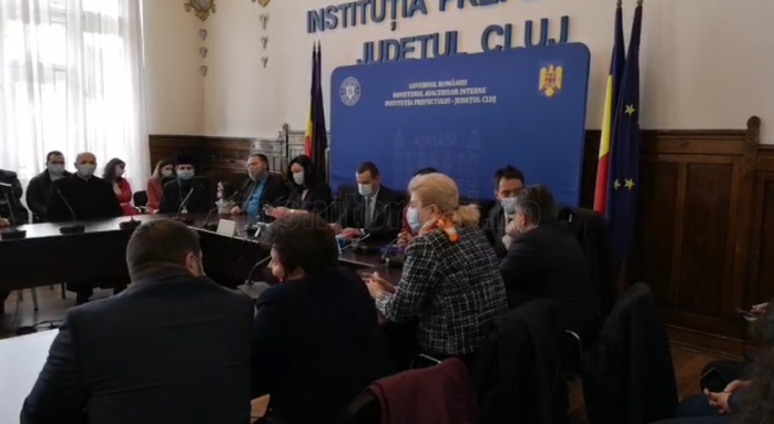 Distanțarea socială a dispărut la investirea noului prefect de Cluj. FOTO