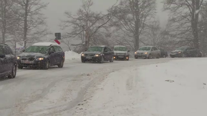 Prognoză meteo: viscol și ninsori la munte