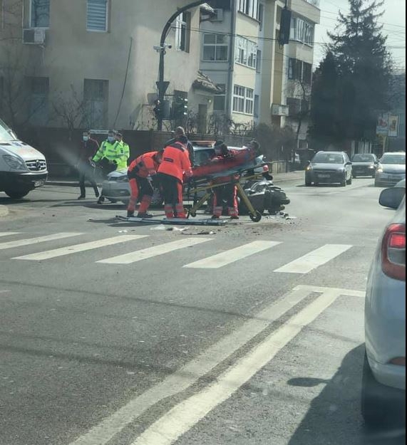 Motociclist spulberat în intersecție