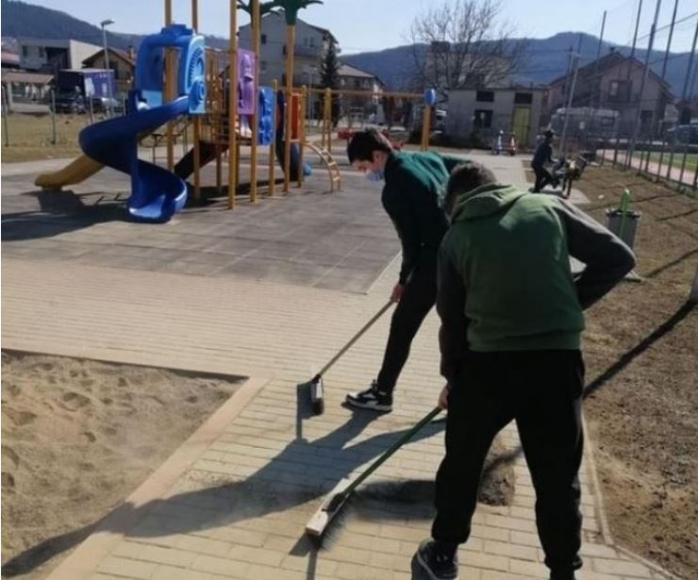 Așa da! Câțiva tineri au pus mâna pe mături și au curățat un parc din Cluj