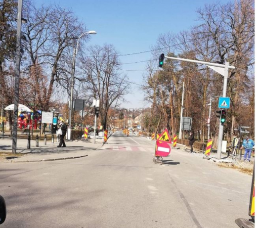 Atenție șoferi! Strada George Coșbuc este blocată din cauza lucrărilor de modernizare. Se circulă pe o singură bandă