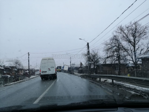 Iarna a revenit în zona de nord a județului Cluj! Un camion a ajuns în șant din cauza condițiilor meteo