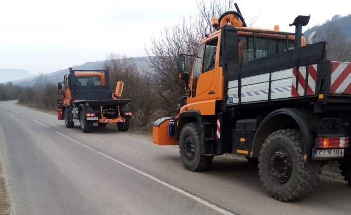 Lucrări de toaletare a arborilor de pe marginea drumurilor județene