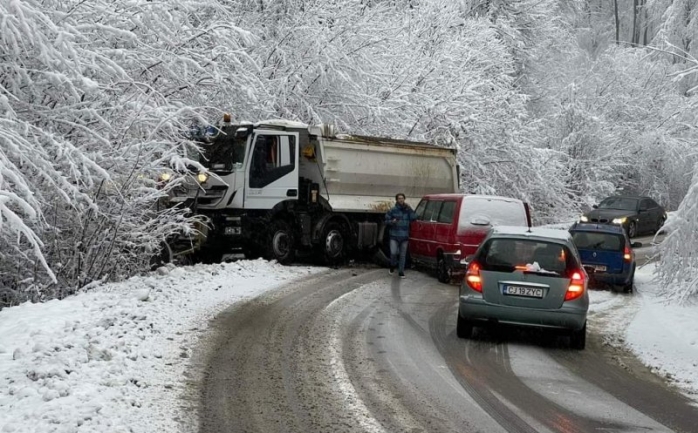 Odată cu zăpada, au început și accidentele! Drumul județean Făget-Sălicea dă bătăi de cap șoferilor