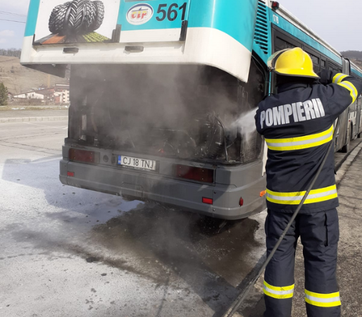 Un autobuz a luat FOC pe o stradă din Florești