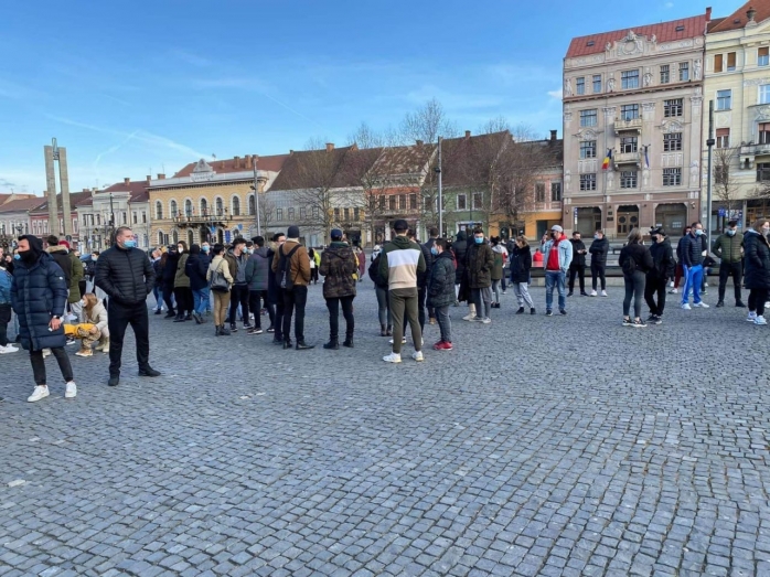 Peste 100 de clujeni au protestat împotriva restricțiilor în Piața Unirii! Ei vor sălile de sport deschise. VIDEO/FOTO