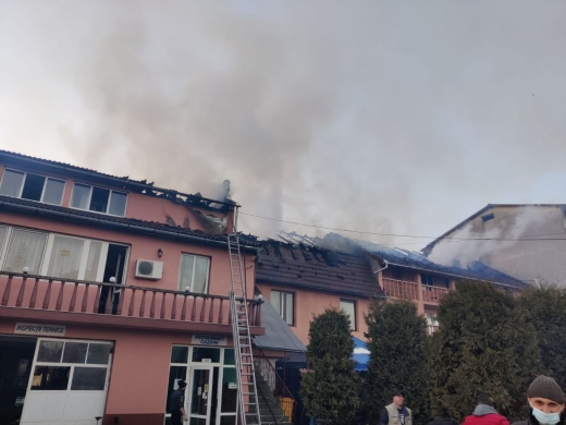 O pensiune din Gherla a luat foc! Incendiul, la un pas să se extindă la mai multe clădiri