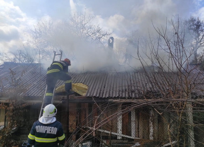 Cabană în flăcări pe o stradă din Cluj. Un bătrân a fost consultat de medicii SMURD