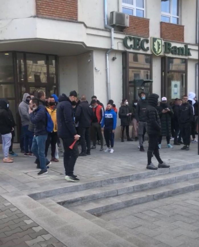 VIDEO. Liderii galeriei lui „U” Cluj conduc protestul anti-restricții din fața prefecturii