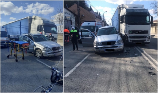 Accident în Dej, cu o mașină și un TIR implicate! Două persoane, transportate de URGENȚĂ la spital