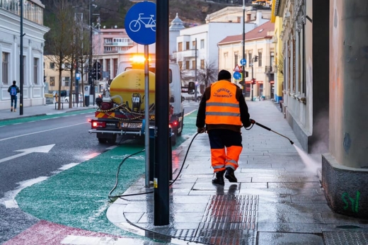 Curățenie „de primăvară” pe străzile din Cluj. Carosabilul și trotuarele vor fi spălate cu detergent