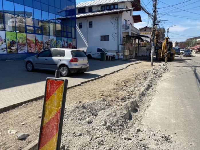 e modernizează trotuarele și drumurile de pe mai multe străzi din Dej.