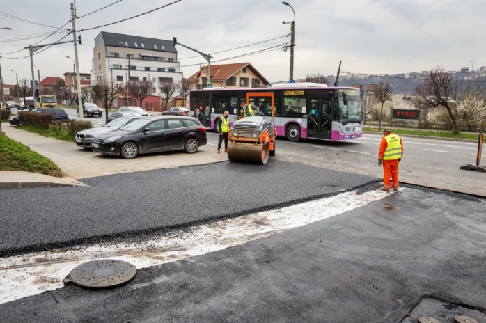 A început asfaltarea străzilor în Dâmbul Rotund.