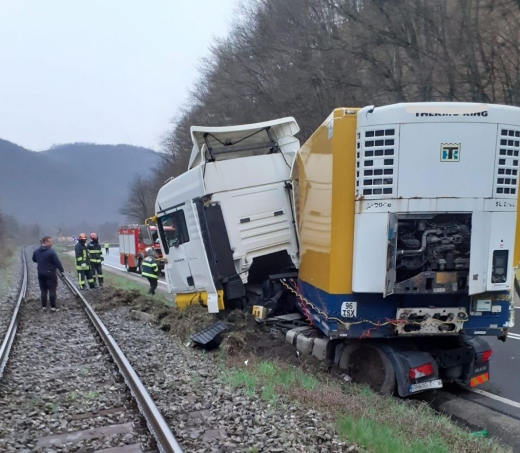 Accident în Negreni. TIR ieșit de pe șosea, lângă linia de cale ferată.