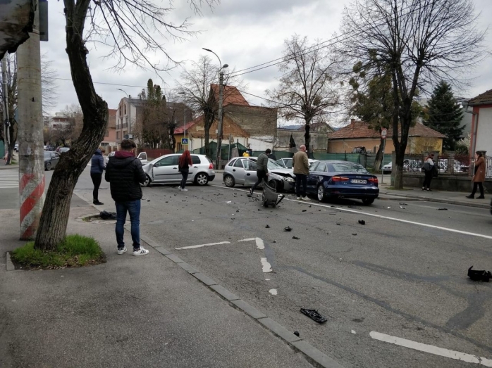 ACCIDENT GRAV în Gheorgheni. Trei mașini s-au făcut praf într-o intersecție