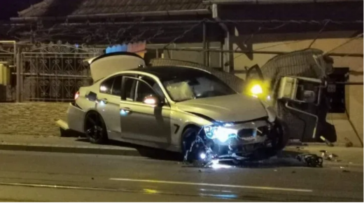 n șofer de BMW, grăbit la ora 22:00, a intrat direct într-o țeavă de gaz și a rupt un gard pe Bulevardul Muncii