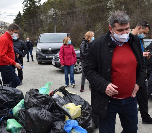 FOTO. 100 de membrii ai partidului PSD au demarat o acțiune de ecologizare pe un drum din Cluj-Napoca