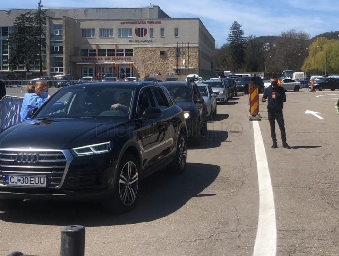 Clujenii se înghesuie la centrul de vaccinare drive-thru. Coada se întinde de la Podul Garibaldi