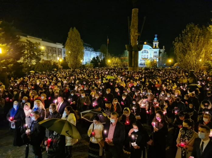 Mii de clujeni au particpat la slujba de Înviere de la Catedrala Mitropolitană din Cluj-Napoca. GALERIE FOTO