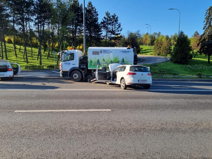 ACCIDENT în zona Podului N din Mănăștur. O mașină de salubritate, făcută praf de un șofer grăbit