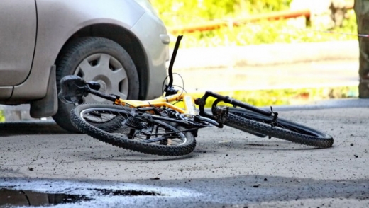 Biciclist de 71 ani, lovit GRAV de o mașină în Gherla. Bătrânul a fost transportat la spital