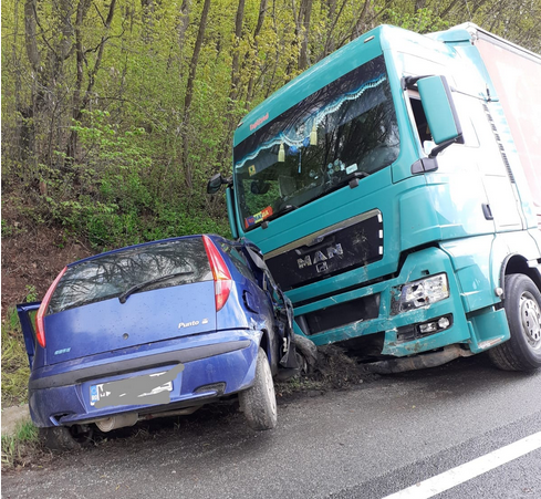 VIDEO. ACCIDENT GRAV între o mașină și un TIR! Un șofer de 20 ani a MURIT în urma impactului