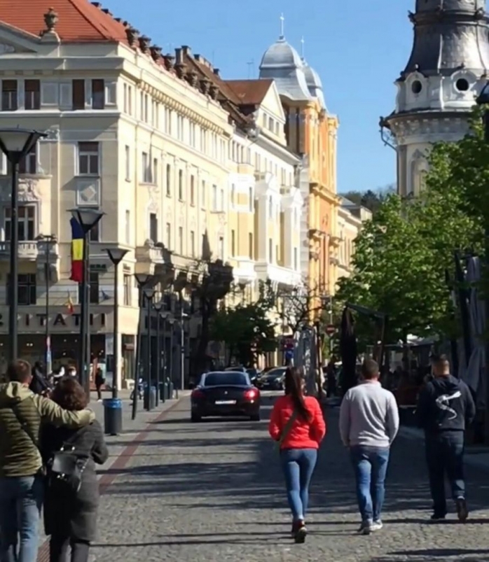 VIDEO. Un șofer, filmat cu mașina pe pietonala din Piața Unirii, pe lângă terase