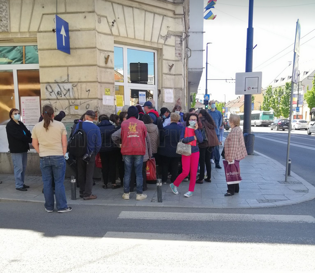 FOTO. Clujenii s-au săturat de coada de la Electrica. Acum stau călare unul peste altul