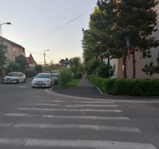 În sfârșit! Trotuare, accesibile pentru cărucioare și marcate unde NU se poate parca în Gheorgheni