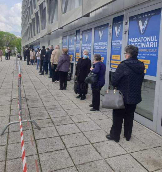 VIDEO+FOTO. Începe MARATONUL VACCINĂRII! Clujenii s-au așezat la rând cu o oră înainte de start