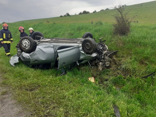 Mașină răsturnată în Mărtinești. O femeie a fost transportată la spital