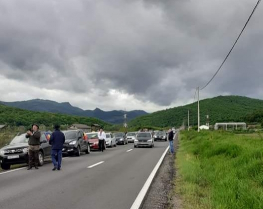 Moţii au protestat pentru repararea „drumului rușinii”. 70 de maşini au pornit în caravana „Drumăind prin Apuseni”.