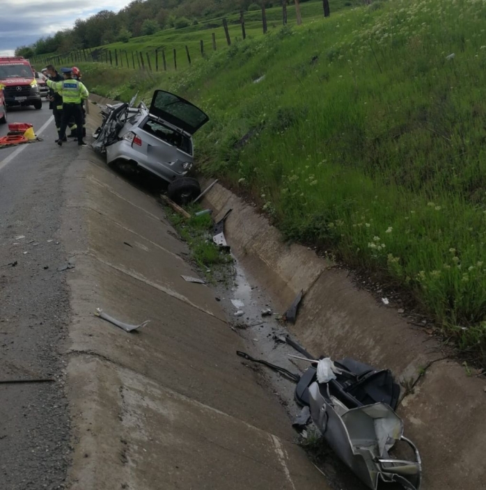 FOTO. Accident între un autocamion și o mașină în Cluj! Un bărbat de 40 de ani a rămas prins în mașină