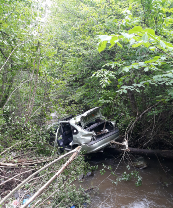 „Cascadorie” în Muntele Băișorii! O mașină A CĂZUT 3 metri într-un pârâu. FOTO