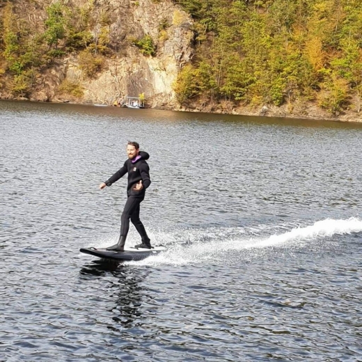 VIDEO. Plăcile electrice de surf de la Tarnița, noua atracție a iubitorilor de sporturi nautice