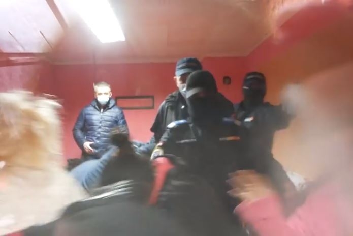 VIDEO. Momentul în care jandarmii pun la pământ un băiat! 11 persoane au fost EVACUATE cu forța din casele sociale din Cluj