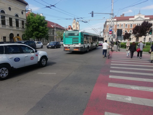 Un taximetrist a furat startul la circulația pe benzile de autobuz. Un clujean a surprins momentul