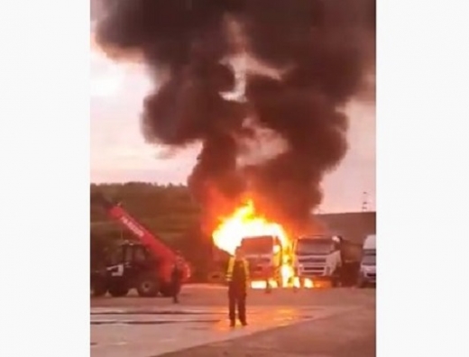 VIDEO. Momentul în care au luat FOC cele două autobasculante! Flăcările s-au răspândit în doar câteva secunde