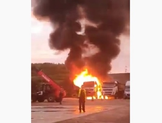 VIDEO. Momentul în care au luat FOC cele două autobasculante! Flăcările s-au răspândit în doar câteva secunde