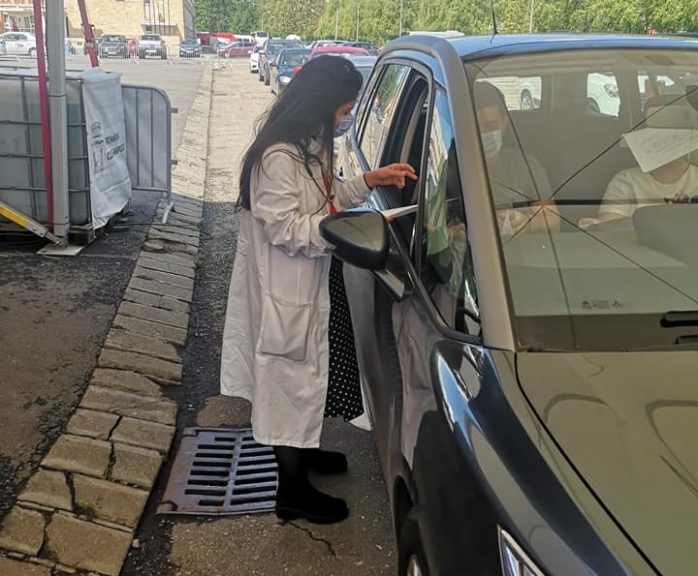 FOTO. Medicul care coordonează centrul drive-thru din Cluj, un adevărat EROU: „În bătălia noastră, oamenii ca ea sunt decisivi”