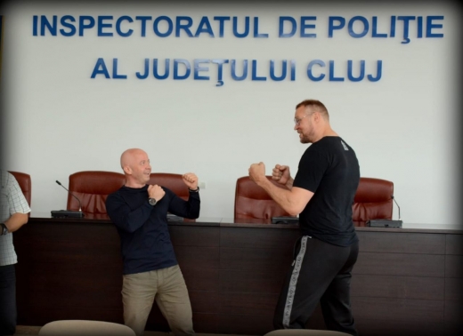 Semmy Schilt, celebrul kickboxer olandez, a venit să-i învețe pe polițiștii clujeni cum se dă cu pumnul