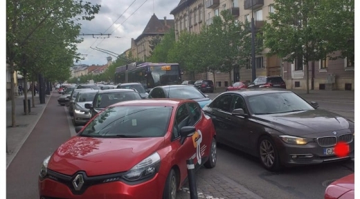 FOTO. Trafic de coșmar în Cluj, de când a început școala Părinții țin morțiș să își ia copii din fața porții