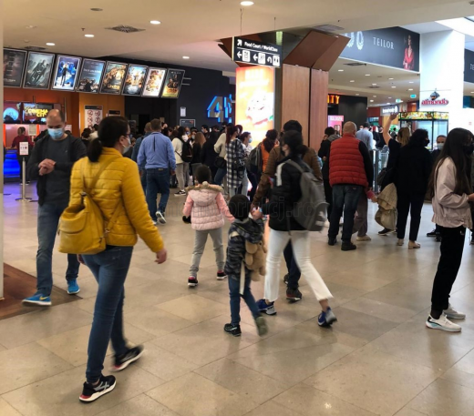 FOTO. Clujenii au luat cu asalt mall-urile de 1 iunie! Aglomerație ca-n vremurile bune la cinema și food court