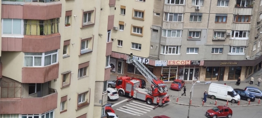 FOTO. Pompierii au intervenit la un balcon care se destramă pe strada Fabricii. Putea să-i cadă cuiva în cap